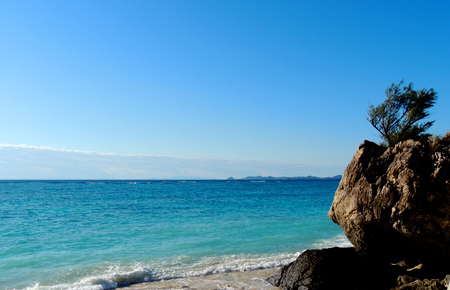 伊平屋地域の海岸にある巨岩